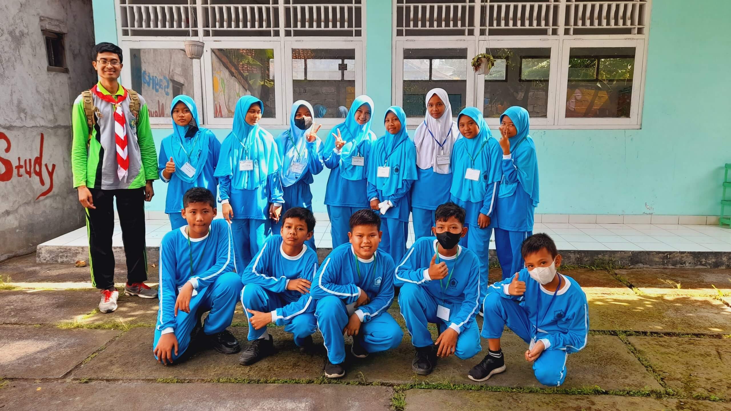 Rusdianto dan siswa-siswi SMP Maya Seririt
