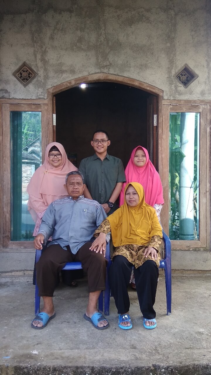 Achmad Fandi Santoso dan Keluarga