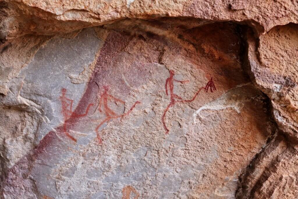 Sebelum adanya perkembangan IT, manusia menyebarkan informasi dengan melukis di dinding gua sebagai salah satu medianya.